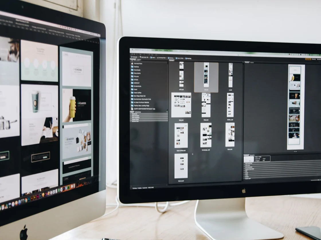 Abstrakt arbejdsbord med dokumenter og former knyttet til medie- og digitale ydelser